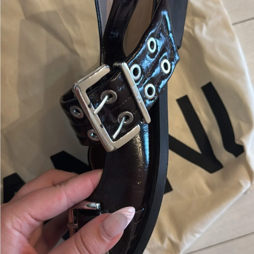 Ganni Stylish Burgundy Women's Shoes with Buckle Detail - Picture 6 of 6